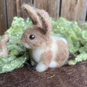 Handgefilzter Hase braun-weiss – Filztier Unikat