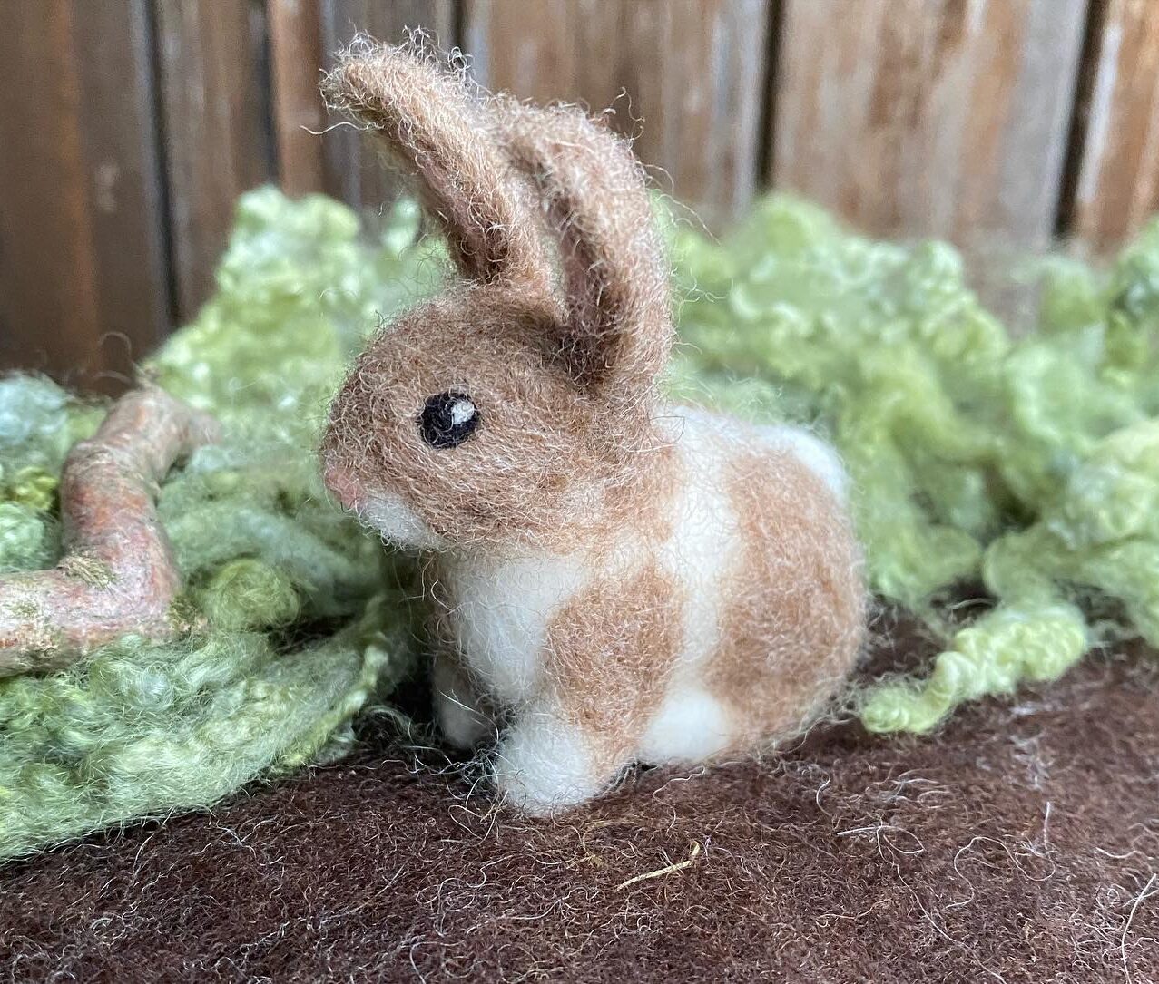 Handgefilzter Hase braun-weiss – Filztier Unikat