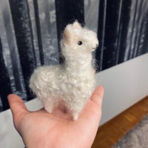 Handgefilztes Alpaka weiss mit lockigem Fell – Filztier Unikat
