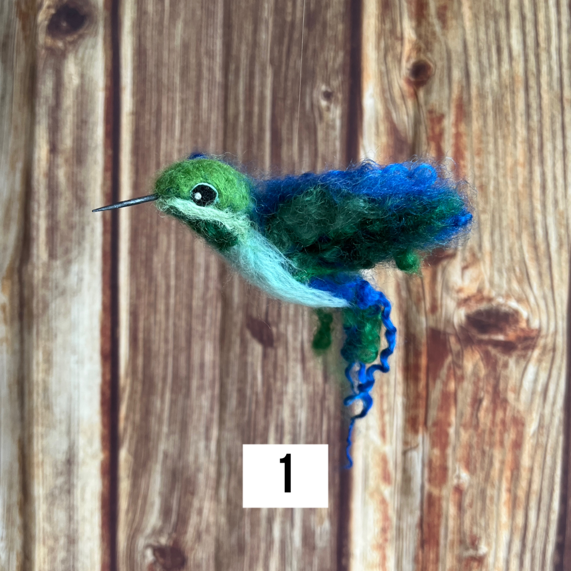 Handgefertigter Kolibri aus Filzwolle in Grün und Blau, detailreich gearbeitet