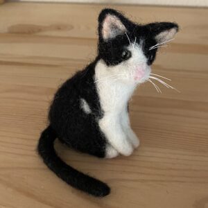 Handgefilzte Katze in Schwarz-Weiss mit rosa Nase