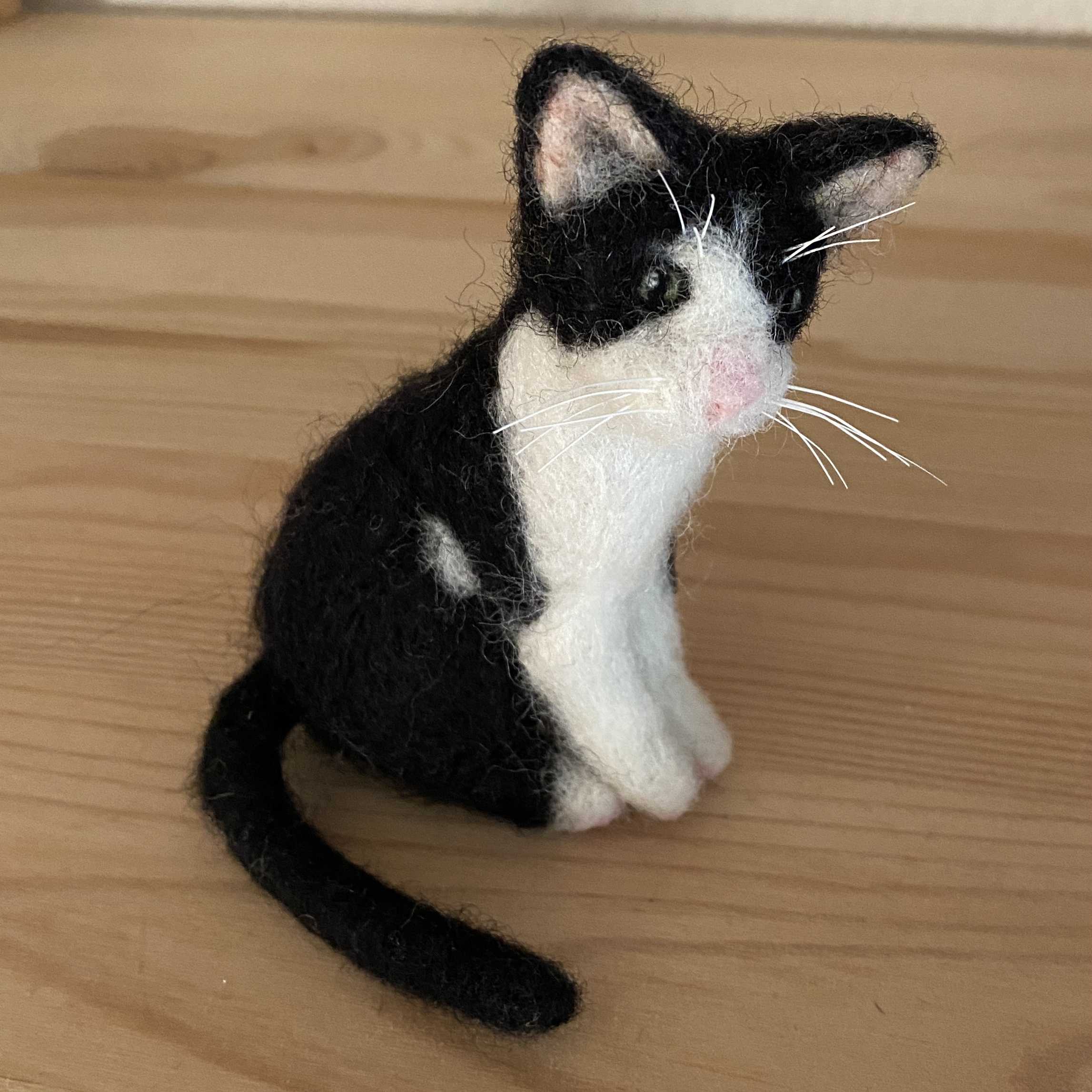 Handgefilzte Katze in Schwarz-Weiss mit rosa Nase