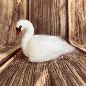 Gefilzter weisser Schwan aus Filz als Dekoration