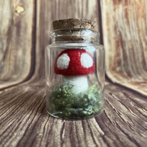 Handgemachter Fliegenpilz aus Filz im Glas mit Korkverschluss