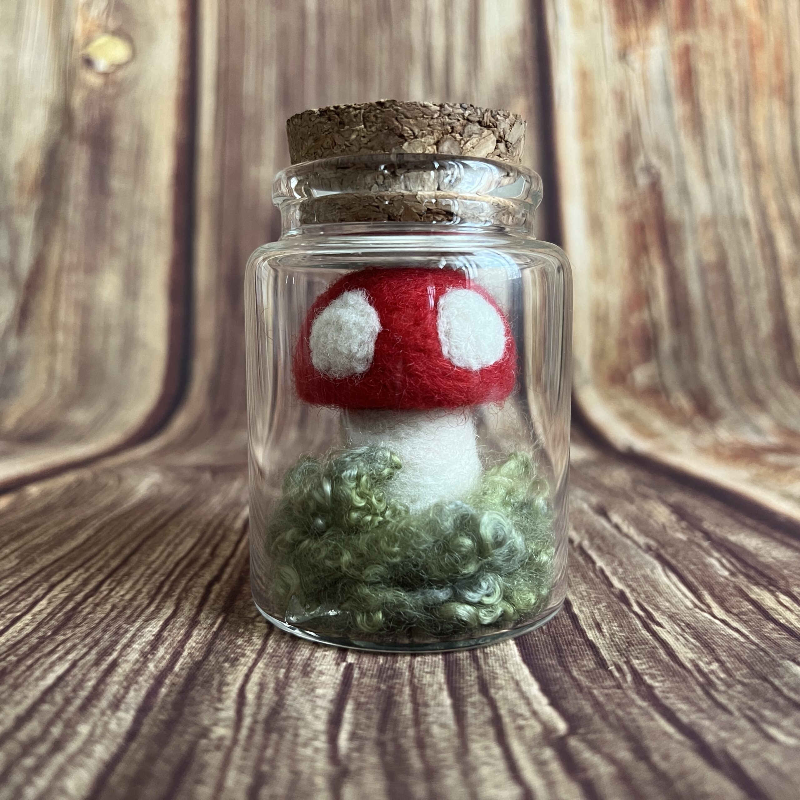 Handgemachter Fliegenpilz aus Filz im Glas mit Korkverschluss