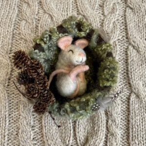 Maus im Nest
