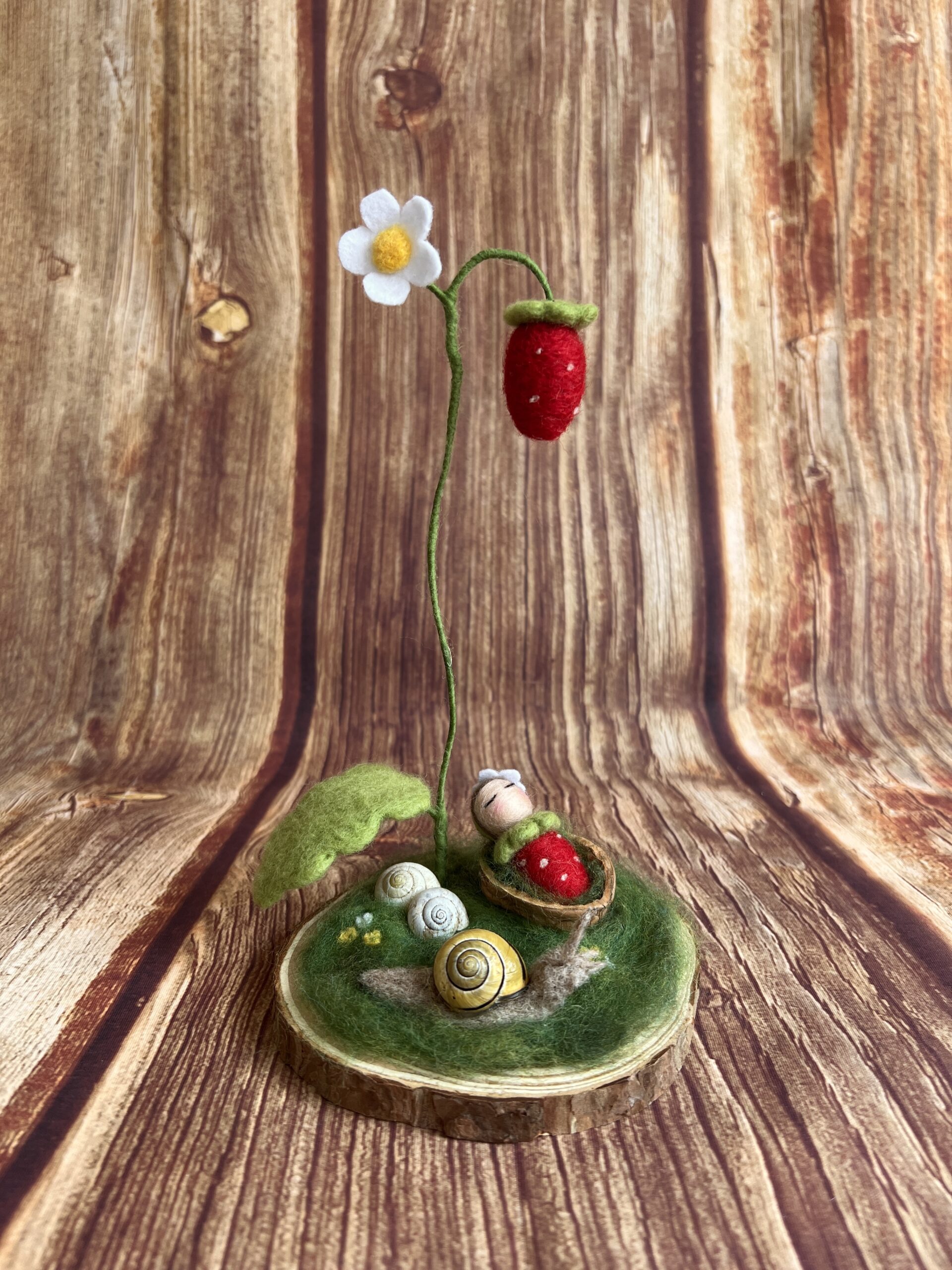 Gefilzte Märchenfigur Erdbeerbaby mit Blume und Schnecken, handgemacht